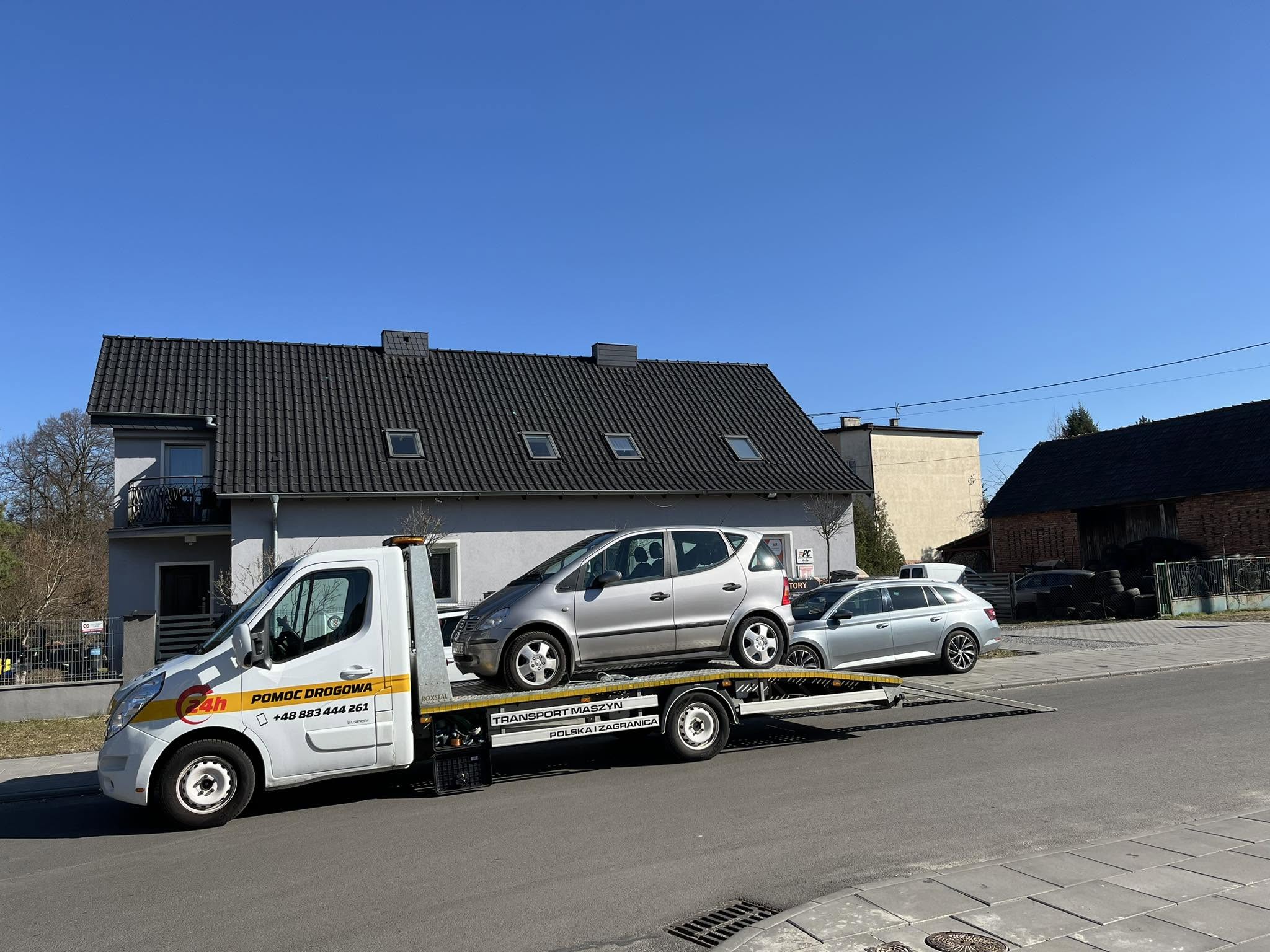 Laweta z dwoma autami osobowymi — transport pojazdów Ozimek i powiat opolski