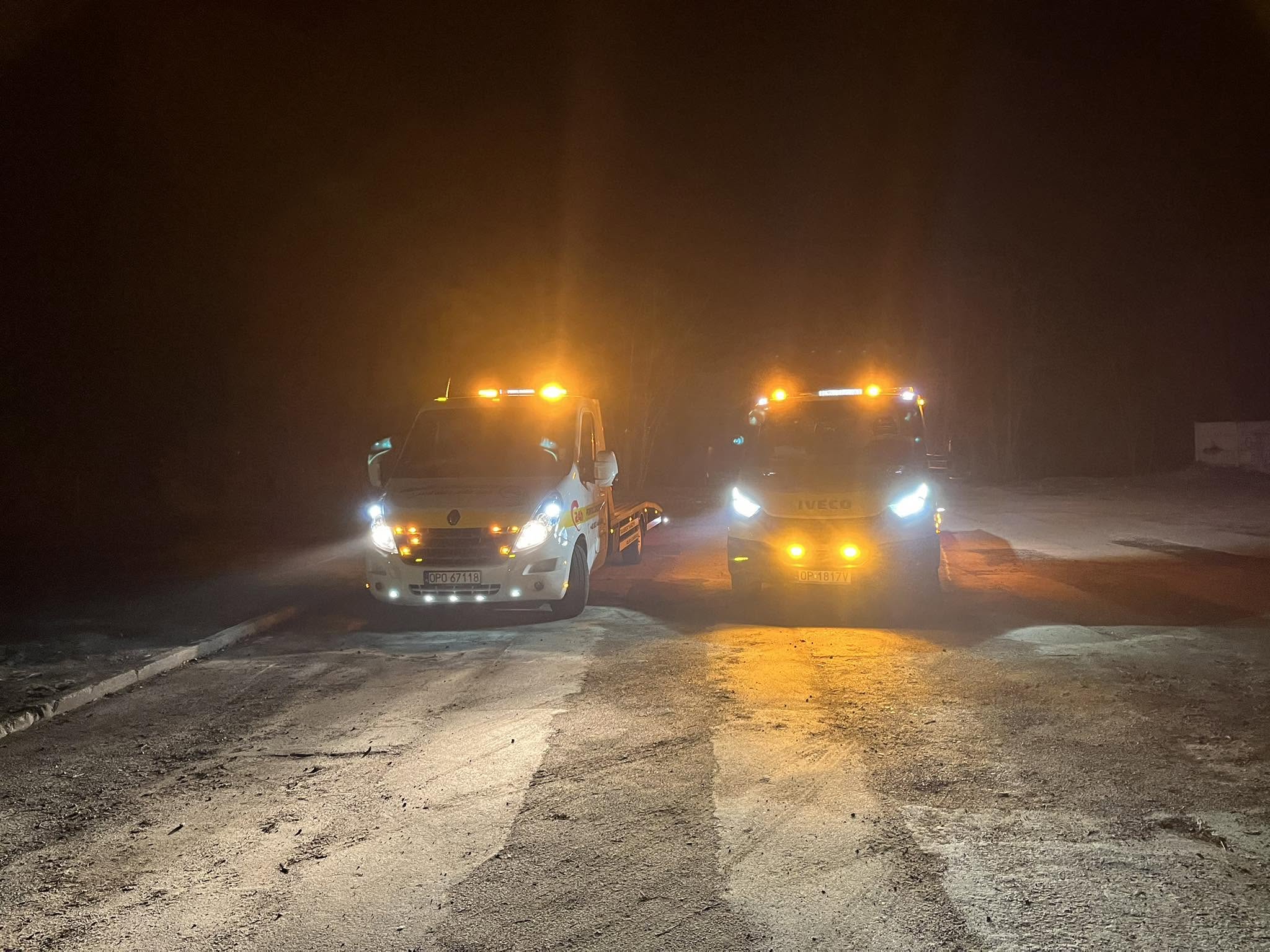 Całodobowa pomoc drogowa Ozimek nocą — transport pojazdów