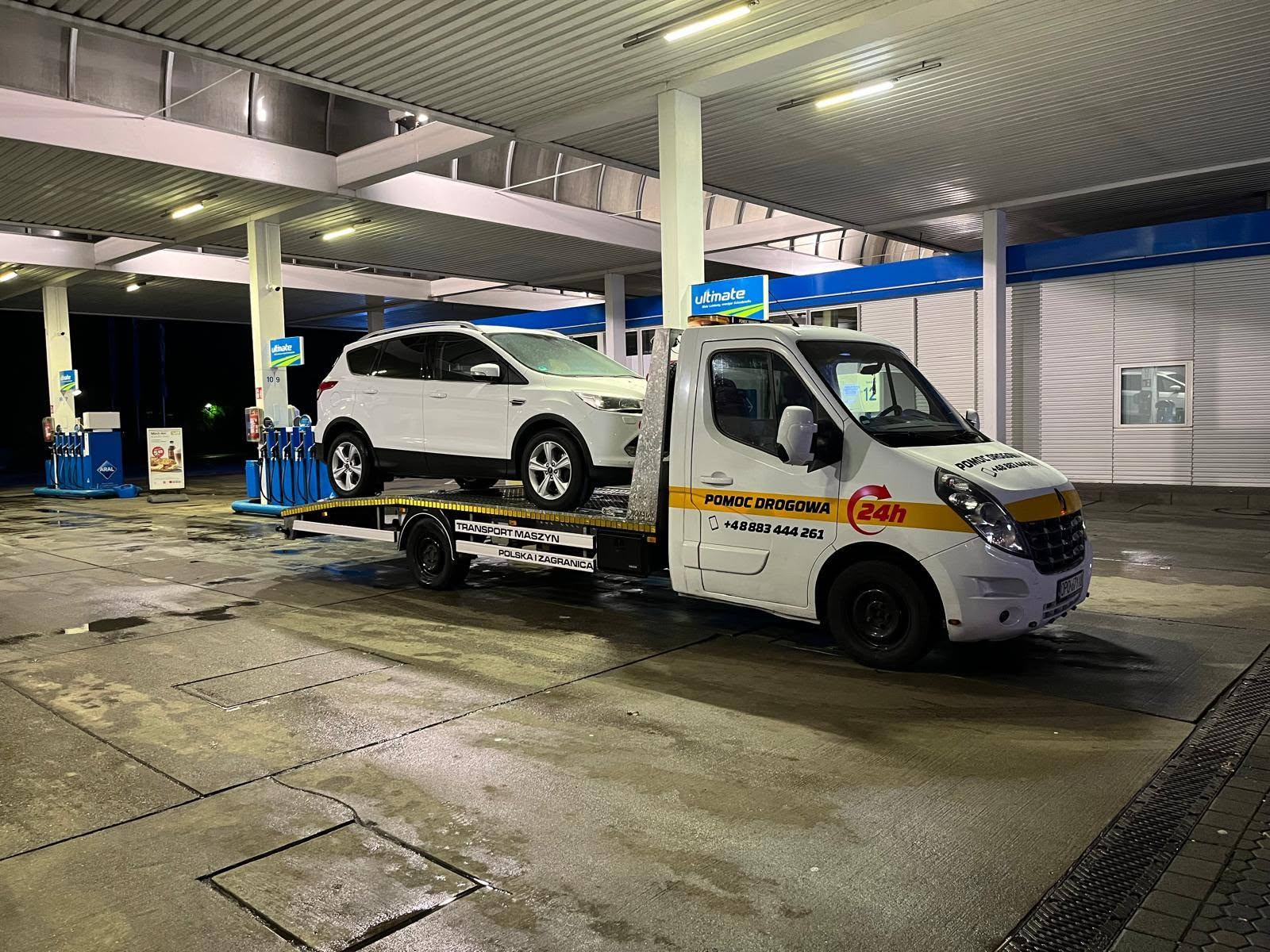 Transport auta nocą na stacji paliw — pomoc drogowa 24h